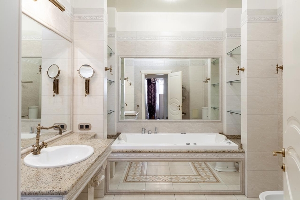 
  Продается 4-комн. квартира, 147 м², Менжинского ул, д. 10д
. Фото 13.