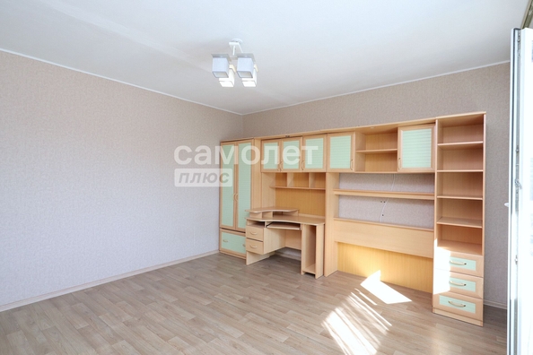 
   Продам 3-комнатную, 64 м², Строителей б-р, 52А

. Фото 1.