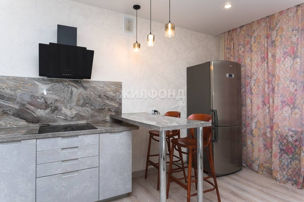 
   Продам 3-комнатную, 82.2 м², 2-й (4 мкр.) кв-л, 230

. Фото 2.