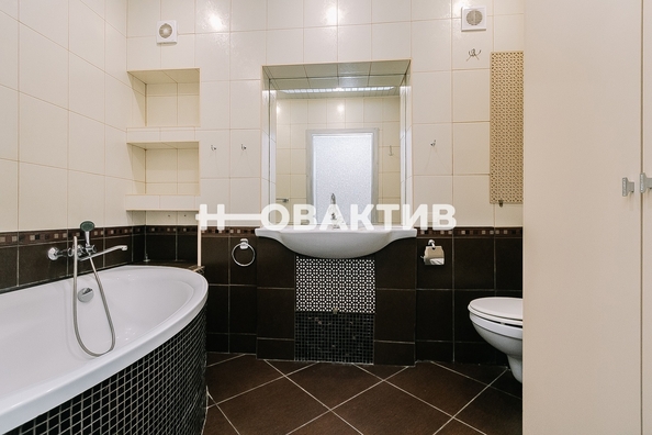 
   Продам 2-комнатную, 55.4 м², Объединения ул, 24

. Фото 11.