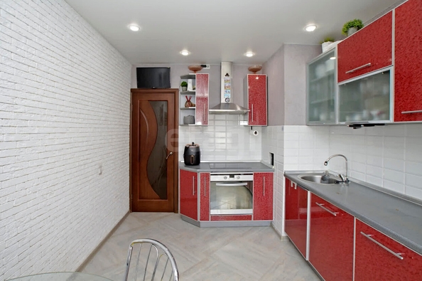 
  Продается 3-комн. квартира, 62.6 м², Космический пр-кт, д. 18Ак1
. Фото 3.