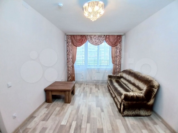 
   Продам 1-комнатную, 43 м², Южные Ворота, Титова дом 6а

. Фото 1.