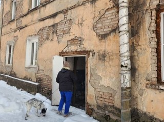 В Красноярске прокуратура потребовала расселить 13 аварийных домов раньше срока 