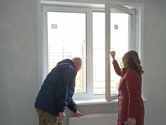 Семьям из расселяемых домов выдали ключи от новых квартир