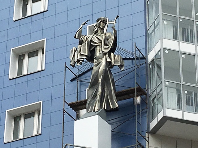 Фасад нового дома украсила скульптура